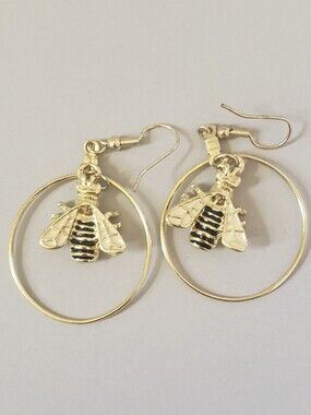 5/$25 NWOT Bee Dangle Earrings